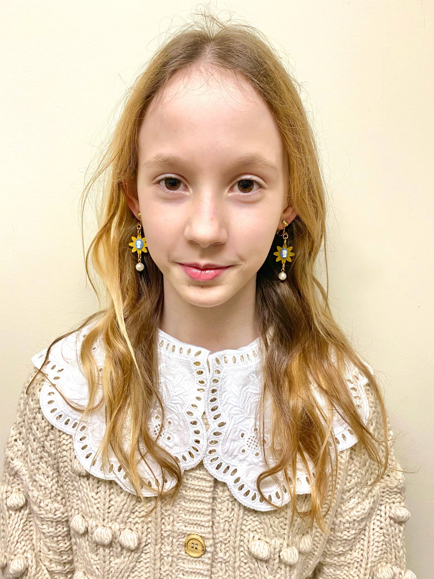 "Cameo Pearl Love" Clip On Earrings