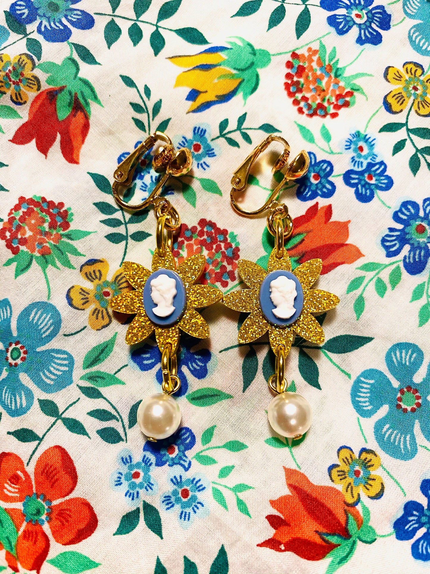"Cameo Pearl Love" Clip On Earrings