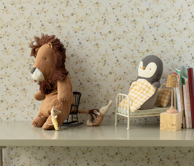 Safari friends, Lion, Medium
