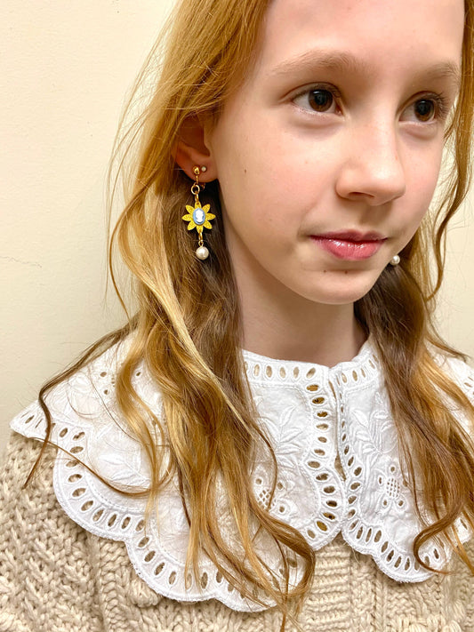 "Cameo Pearl Love" Clip On Earrings