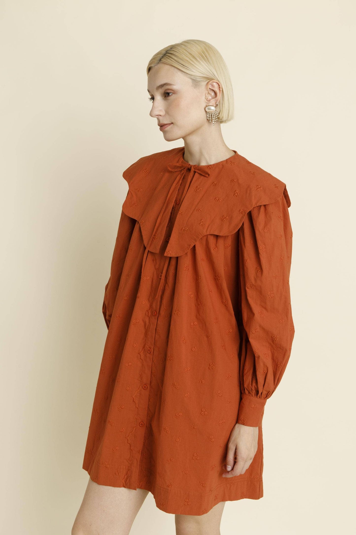 SCALLOP COLLAR MINI DRESS: TERRACOTTA / L