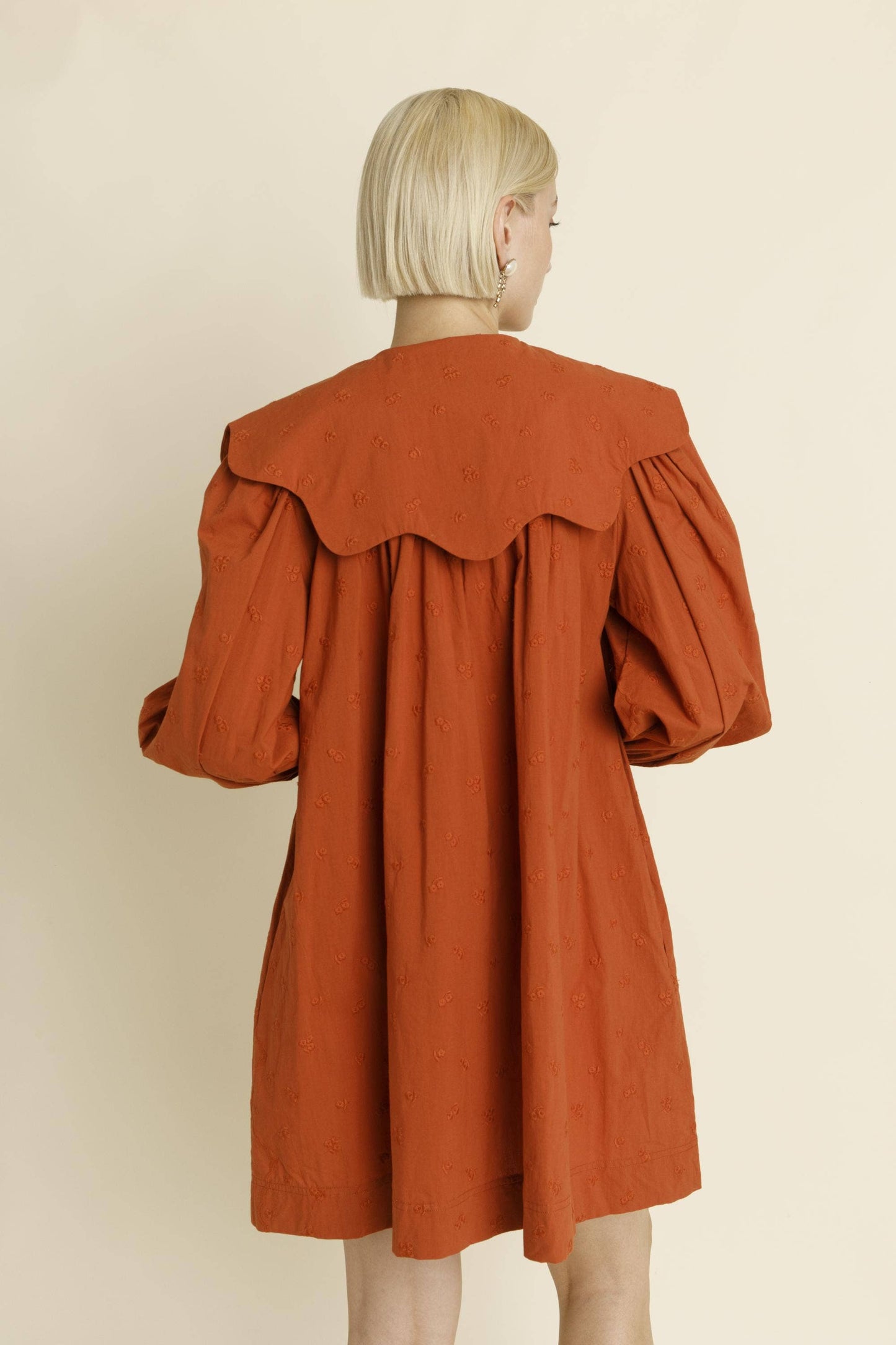 SCALLOP COLLAR MINI DRESS: TERRACOTTA / L